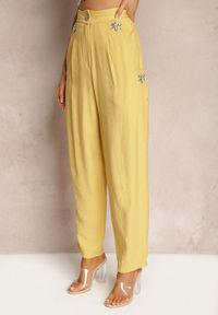 Renee - Żółte Spodnie High Waist Ozdobione Cyrkoniami Sajara. Stan: podwyższony. Kolor: żółty. Materiał: tkanina. Wzór: aplikacja. Sezon: lato