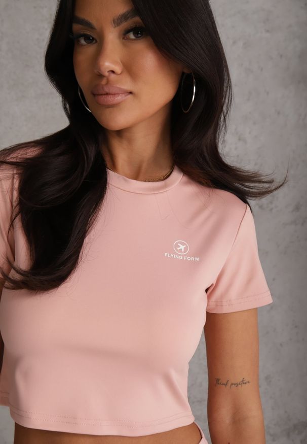 Renee - Różowy Basicowy T-shirt w Stylu Cropped z Subtelnym Nadrukiem Loraera. Okazja: na co dzień. Kolor: różowy. Materiał: jeans. Długość: krótkie. Wzór: nadruk. Styl: elegancki, casual, sportowy