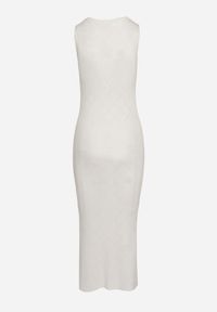 Born2be - Biała Dopasowana Sukienka z Delikatnym Ażurowym Wzorem i Metaliczną Nicią w Romby Peridoma. Okazja: na co dzień. Kolor: biały. Wzór: ażurowy. Typ sukienki: proste, dopasowane. Styl: casual #3