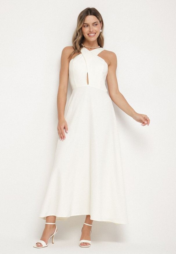 Born2be - Żółta Rozkloszowana Sukienka z Wiskozą i Dekoltem Typu Halter Dolienna. Typ kołnierza: dekolt halter. Kolor: żółty. Materiał: wiskoza. Typ sukienki: rozkloszowane. Styl: elegancki