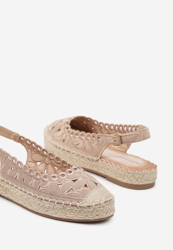 Born2be - Ciemnobeżowe Sandały Espadryle Slingback z Plecionką i Ażurową Cholewką Loriene. Okazja: na co dzień. Zapięcie: pasek. Kolor: beżowy. Szerokość cholewki: normalna. Wzór: ażurowy. Obcas: na obcasie. Styl: elegancki, casual. Wysokość obcasa: niski