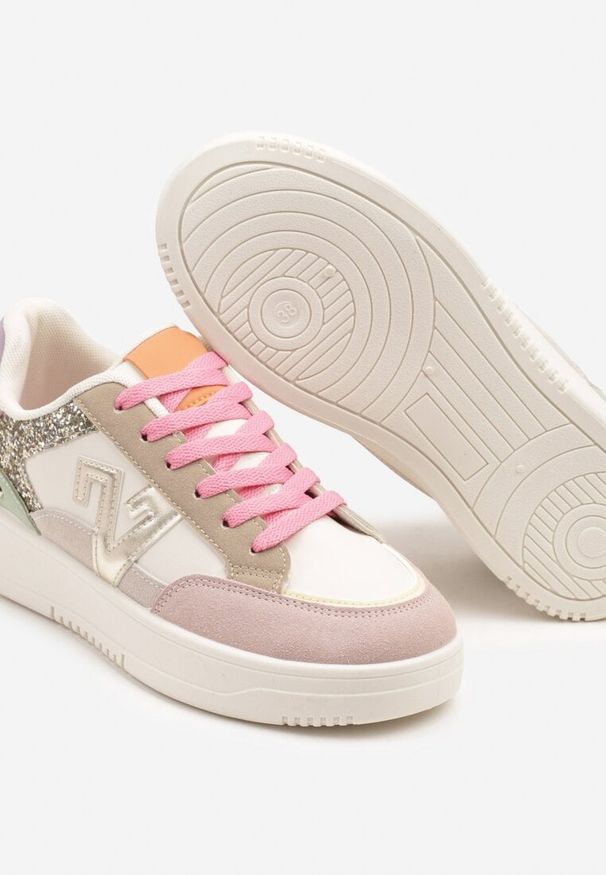 Born2be - Różowo-Beżowe Sneakersy z Brokatem i Metalicznymi Ozdobami Pillara. Okazja: na co dzień. Nosek buta: okrągły. Kolor: różowy. Materiał: jeans. Wzór: aplikacja. Sezon: lato, wiosna. Obcas: na płaskiej podeszwie