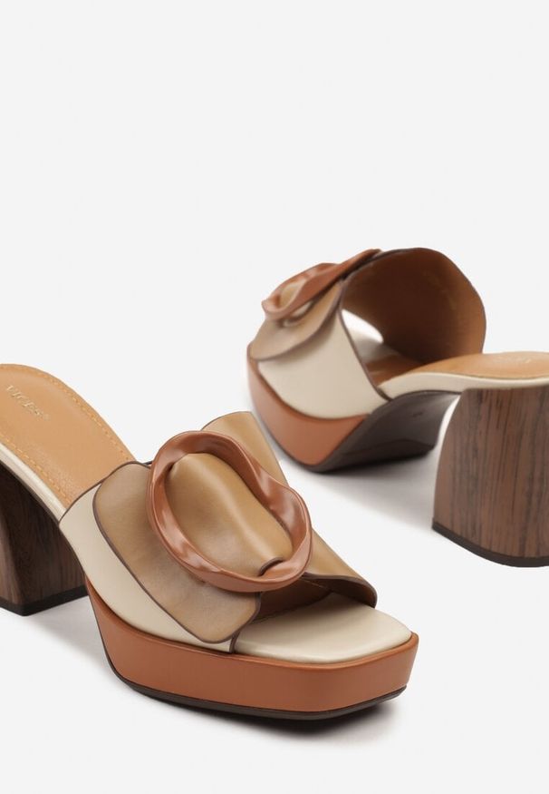 Born2be - Brązowe Klapki Vices na Obcasie i Platformie z Geometryczną Klamrą Nilowenna. Okazja: na spacer. Kolor: brązowy. Materiał: jeans. Wzór: geometria. Obcas: na obcasie. Styl: klasyczny, elegancki. Wysokość obcasa: średni