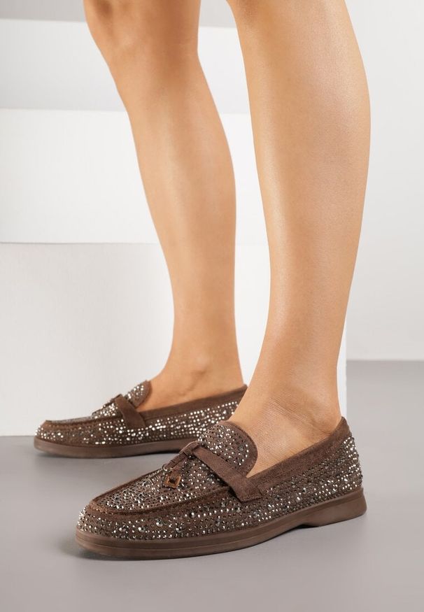 Renee - Brązowe Mokasyny z Cyrkoniami i Ozdobami Distantsteam. Okazja: na co dzień. Kolor: brązowy. Materiał: jeans. Wzór: aplikacja. Styl: glamour, casual