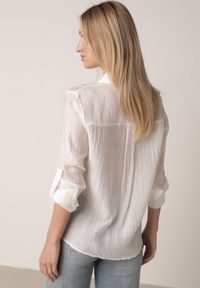 Born2be - Biała Transparentna Koszula Ozdobiona Cyrkoniami Clymadia. Okazja: na co dzień. Kolor: biały. Materiał: jeans. Wzór: aplikacja. Styl: casual, klasyczny #6