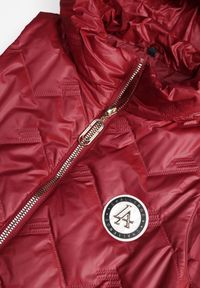 Renee - Czerwona Długa Pikowana Kamizelka z Kapturem i Ozdobną Naszywką Mentape. Typ kołnierza: kaptur. Kolor: czerwony. Długość: długie. Wzór: aplikacja. Styl: sportowy #7