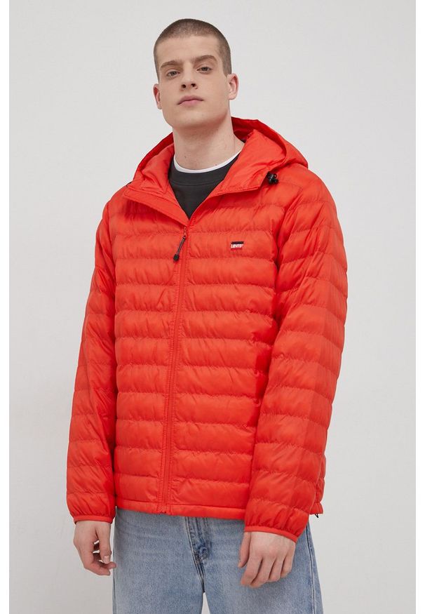 Levi's® - Levi's Kurtka męska kolor czerwony przejściowa. Okazja: na co dzień, na spotkanie biznesowe. Kolor: czerwony. Materiał: puch, materiał. Styl: biznesowy, casual