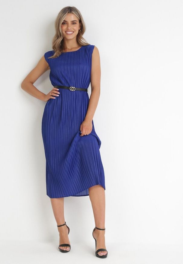 Born2be - Granatowa Plisowana Sukienka Midi z Paskiem z Imitacji Skóry Sharia. Kolor: niebieski. Materiał: skóra. Długość rękawa: bez rękawów. Styl: elegancki. Długość: midi
