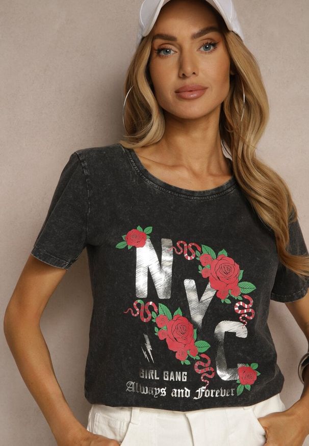 Renee - Czarny Bawełniany T-shirt z Kwiatami i Napisami Savinele. Okazja: na co dzień. Kolor: czarny. Materiał: bawełna. Wzór: napisy, kwiaty. Sezon: lato. Styl: klasyczny, casual