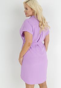 Born2be - Fioletowa Koszulowa Sukienka z Krótkim Rękawem i Wiązaniem w Pasie Mistie. Kolekcja: plus size. Kolor: fioletowy. Materiał: materiał. Długość rękawa: krótki rękaw. Wzór: gładki. Sezon: lato, wiosna. Typ sukienki: koszulowe. Długość: mini, midi #6