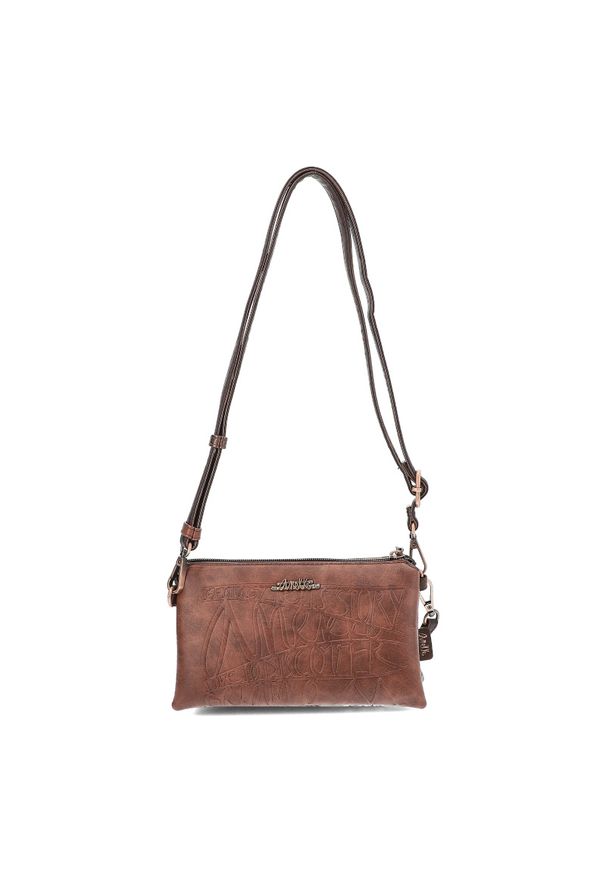 Brązowa Elegancka Saszetka Damska Anekke Z Laleczką. Kolor: brązowy. Materiał: materiał. Wzór: nadruk, aplikacja, napisy