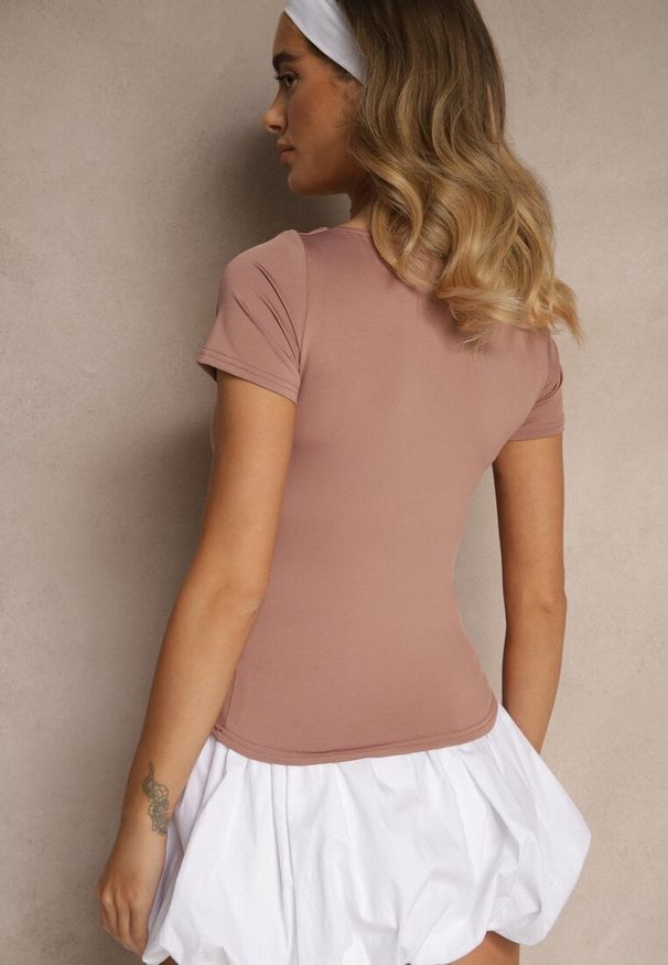 Renee - Ciemnoróżowy Dopasowany T-shirt z Wiskozą z Dekoltem w Kształcie Litery V Follerea. Okazja: na co dzień, na spacer. Typ kołnierza: dekolt w kształcie V. Kolor: różowy. Materiał: wiskoza. Styl: casual