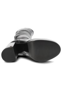 CheBello - Czarne Skórzane Kozaki Chebello Eleganckie Obuwie Damskie. Kolor: czarny. Materiał: skóra. Szerokość cholewki: normalna. Wzór: gładki, aplikacja. Obcas: na obcasie. Styl: elegancki. Wysokość obcasa: średni #2