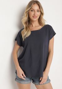 Born2be - Granatowa Bluzka z Wiskozy o Kroju Oversize Liruvia. Okazja: na co dzień. Kolor: niebieski. Materiał: wiskoza. Styl: casual