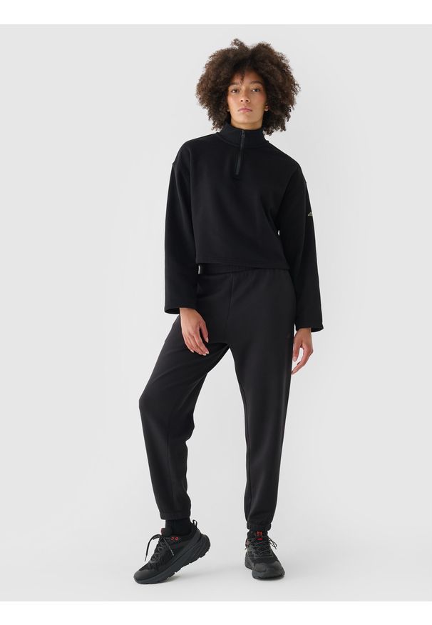 4f - 4F Bluza dresowa cropped nierozpinana bez kaptura damska - czarna XXL. Okazja: na co dzień. Typ kołnierza: bez kaptura. Kolor: czarny. Materiał: dresówka. Wzór: gładki, ze splotem. Styl: casual, klasyczny, sportowy