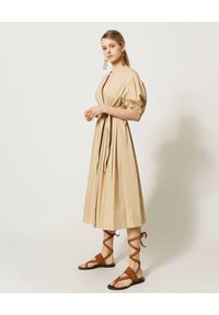 TwinSet - TWINSET - Beżowa midi sukienka z wiązaniem. Kolor: beżowy. Materiał: bawełna. Sezon: lato, wiosna. Typ sukienki: kopertowe. Styl: elegancki. Długość: midi #6
