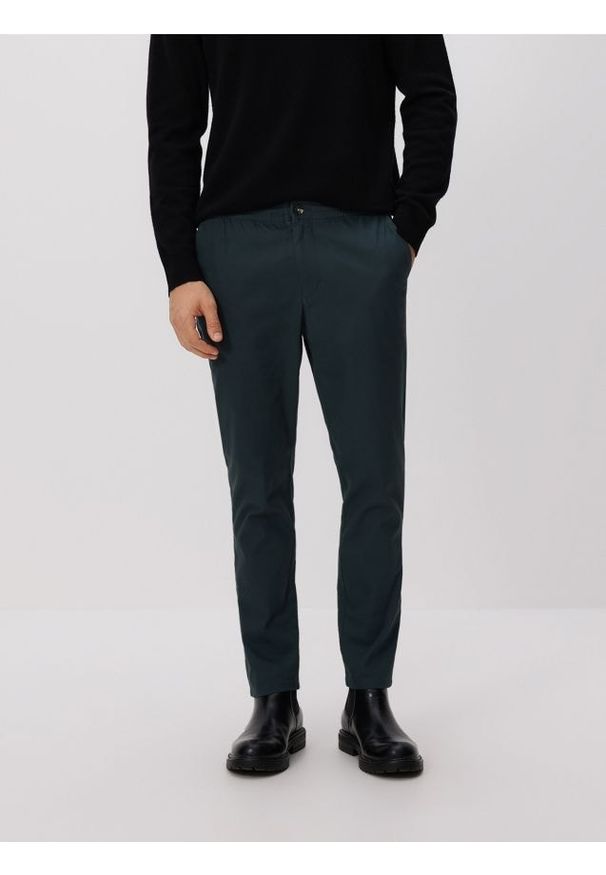 Reserved - Spodnie jogger slim - granatowy. Kolor: niebieski. Materiał: tkanina, bawełna