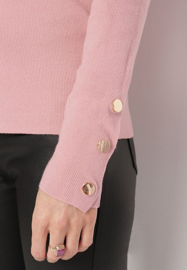 Born2be - Ciemnoróżowy Sweter z Dekoltem V i Ozdobnymi Guzikami na Rękawach Atterisa. Okazja: na co dzień. Typ kołnierza: dekolt w kształcie V. Kolor: różowy. Materiał: jeans. Długość rękawa: długi rękaw. Długość: długie. Wzór: aplikacja. Styl: casual