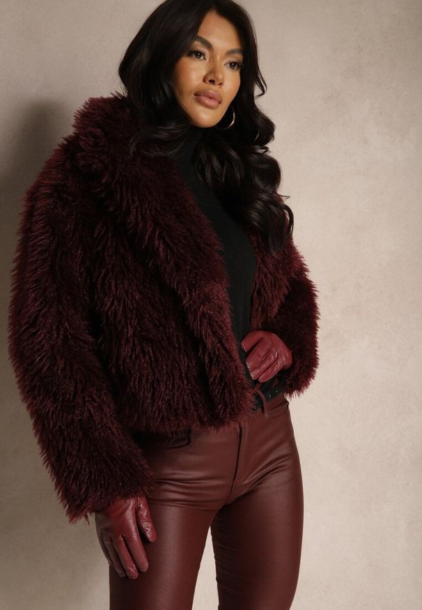 Renee - Bordowa Krótka Kurtka Futerko z Szerokim Kołnierzem Areti. Okazja: na co dzień. Kolor: czerwony. Materiał: futro. Długość: krótkie. Styl: elegancki, casual