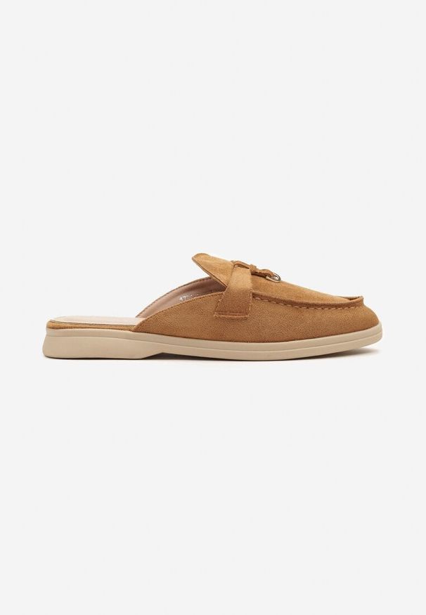 Born2be - Jasnobrązowe Klapki Typu Mule z Ozdobną Aplikacją Florfia. Okazja: na co dzień. Kolor: brązowy. Materiał: jeans. Wzór: aplikacja. Styl: casual