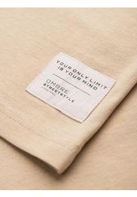 Ombre Clothing - T-shirt męski LOOSE FIT z kieszonką – beżowy V1. Okazja: na co dzień. Kolor: beżowy. Materiał: prążkowany, bawełna. Wzór: aplikacja. Styl: klasyczny, casual #2