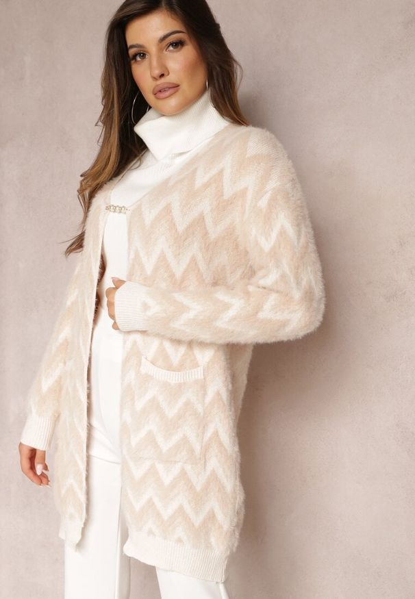 Renee - Beżowy Niezapinany Kardigan o Przedłużonym Fasonie w Zygzaki Chevron Oherna. Kolor: beżowy. Materiał: tkanina. Długość: długie. Wzór: paski