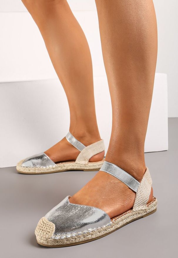 Renee - Srebrne Espadryle z Odkrytą Piętą Ozdobione Plecionką Nrtemisia. Okazja: na co dzień, na imprezę. Kolor: srebrny. Materiał: jeans, len. Wzór: aplikacja. Sezon: wiosna, lato. Styl: wakacyjny, elegancki, casual