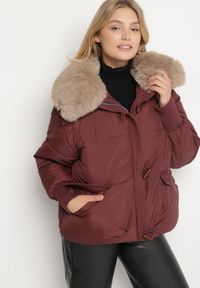Born2be - Bordowa Puchowa Kurtka Pikowana z Futrzanym Kołnierzem Lanivela. Okazja: do pracy, na co dzień, na spotkanie biznesowe. Kolekcja: plus size. Kolor: czerwony. Materiał: futro, puch. Styl: casual, biznesowy #1