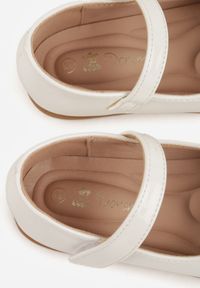 Born2be - Białe Lakierowane Balerinki z Paskiem na Rzep i Różą 3D Zelagia. Okazja: na uczelnię. Zapięcie: rzepy. Kolor: biały. Materiał: lakier #6