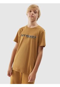 4f - T-shirt z nadrukiem chłopięcy - brązowy. Kolor: brązowy. Materiał: bawełna. Wzór: nadruk #2