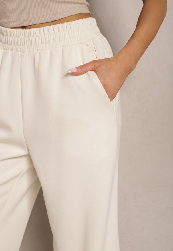Renee - Jasnobeżowe Spodnie o Szerokim Kroju High Waist z Gumką w Pasie Belobira. Okazja: na co dzień. Stan: podwyższony. Kolor: beżowy. Długość: długie. Styl: wizytowy, elegancki, casual