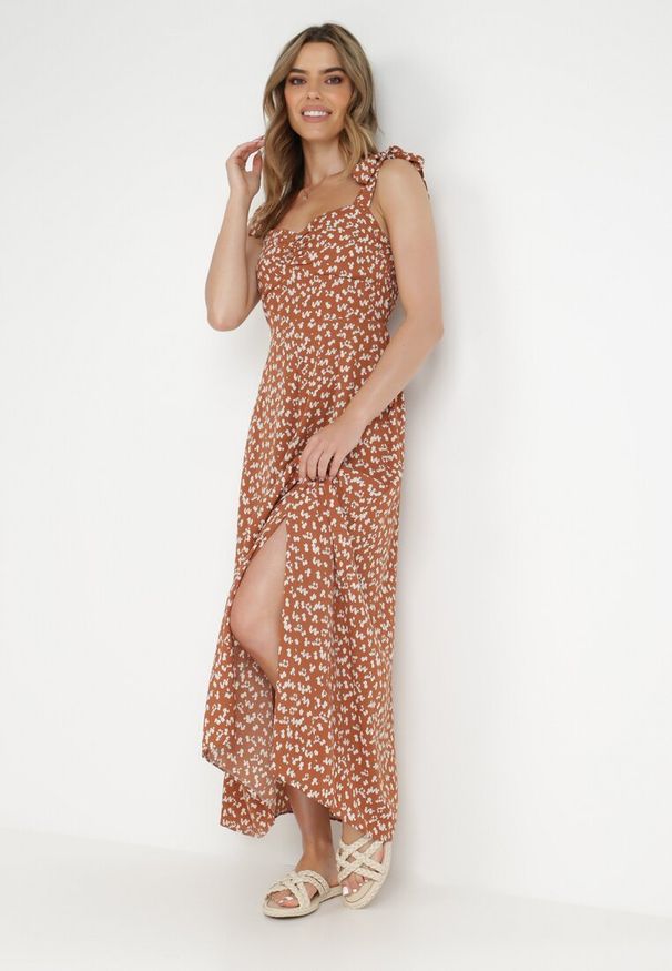 Born2be - Brązowa Sukienka Mellamia. Kolor: brązowy. Długość rękawa: na ramiączkach. Wzór: aplikacja. Sezon: lato. Typ sukienki: rozkloszowane. Długość: maxi