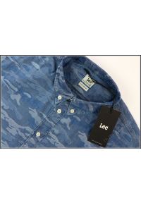 Lee - LEE BUTTON DOWN SHIRT CAMO BLUE MORO L880WAQR. Typ kołnierza: button down. Wzór: moro #5