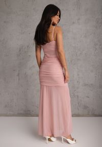 Renee - Różowa Koktajlowa Eteryczna Sukienka z Transparentnymi Elementami Dioreisis. Kolor: różowy. Materiał: wiskoza, materiał. Długość rękawa: na ramiączkach. Wzór: gładki. Styl: wizytowy. Długość: midi #5