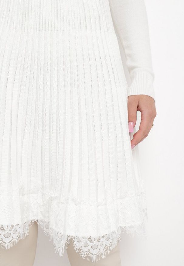 Born2be - Biała Mini Spódnica z Gumką w Pasie z Koronką Cales. Kolor: biały. Materiał: koronka. Wzór: koronka