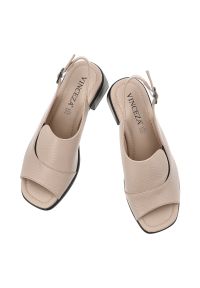 Sandały damskie Vinceza, cholewka ze skóry naturalnej licowej odkryty przód elegancki fason stabilny obcas, beżowe, 66920. Kolor: beżowy. Materiał: skóra. Obcas: na obcasie. Styl: elegancki. Wysokość obcasa: średni #7