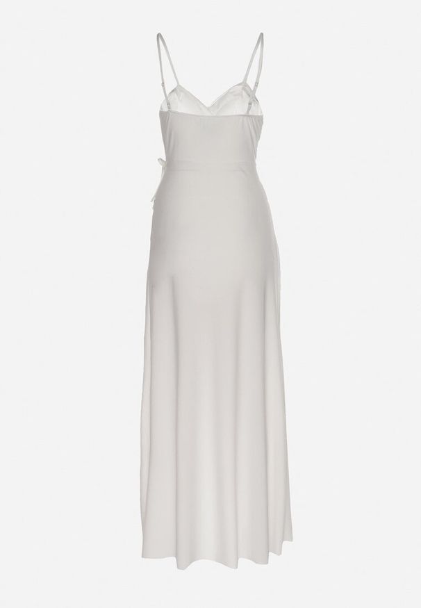 Born2be - Biała Koktajlowa Sukienka z Kopertowym Dekoltem na Ramiączkach z Ozdobną Falbanką Nestasi. Okazja: na co dzień. Kolor: biały. Długość rękawa: na ramiączkach. Typ sukienki: kopertowe. Styl: wizytowy