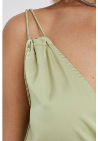 Answear Lab kombinezon kolor zielony z dekoltem w szpic. Kolor: zielony. Długość rękawa: na ramiączkach. Styl: wakacyjny #4