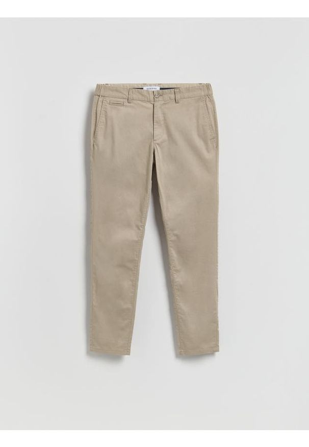 Reserved - Spodnie chino slim fit - beżowy. Kolor: beżowy. Materiał: tkanina, bawełna