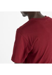 Koszulka męska New Balance MT41533MHB – bordowa. Kolor: czerwony. Materiał: dresówka, bawełna. Długość rękawa: krótki rękaw. Długość: krótkie #4