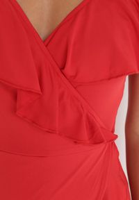 Born2be - Czerwona Kopertowa Sukienka na Ramiączkach Zdobiona Falbanami Adathe. Kolor: czerwony. Długość rękawa: na ramiączkach. Wzór: aplikacja. Typ sukienki: kopertowe. Styl: elegancki. Długość: midi #4