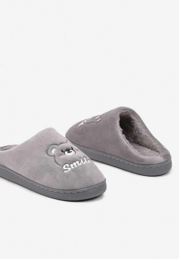 Renee - Szare Wsuwane Kapcie z Welurowym Wykończeniem i Ozdobną Naszywką Naorise. Okazja: na co dzień, do domu. Nosek buta: okrągły. Zapięcie: bez zapięcia. Kolor: szary. Materiał: welur. Wzór: aplikacja. Styl: casual, elegancki