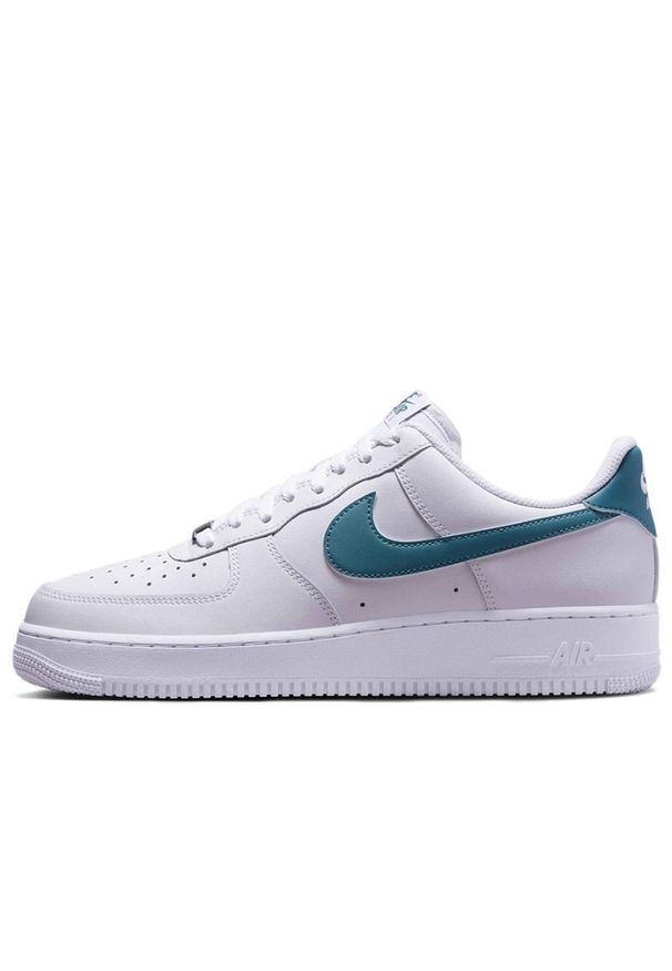 Buty męskie Nike Air Force 1 '07 FJ4146-114 - białe. Kolor: biały. Materiał: guma, skóra. Szerokość cholewki: normalna. Sezon: lato. Model: Nike Air Force. Sport: koszykówka