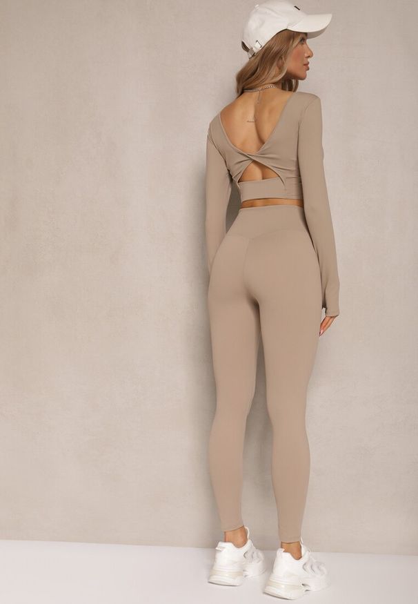 Renee - Beżowy Komplet Sportowy Legginsy High Waist i Longsleeve z Ozdobnym Tyłem Dasalle. Kolor: beżowy. Materiał: jeans