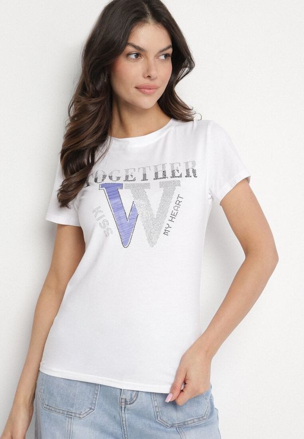 Born2be - Biały T-shirt z Bawełny Ozdobiony Napisem i Cyrkoniami Raltebis. Okazja: na co dzień. Kolor: biały. Materiał: bawełna. Wzór: napisy, aplikacja. Sezon: lato, wiosna. Styl: casual, klasyczny