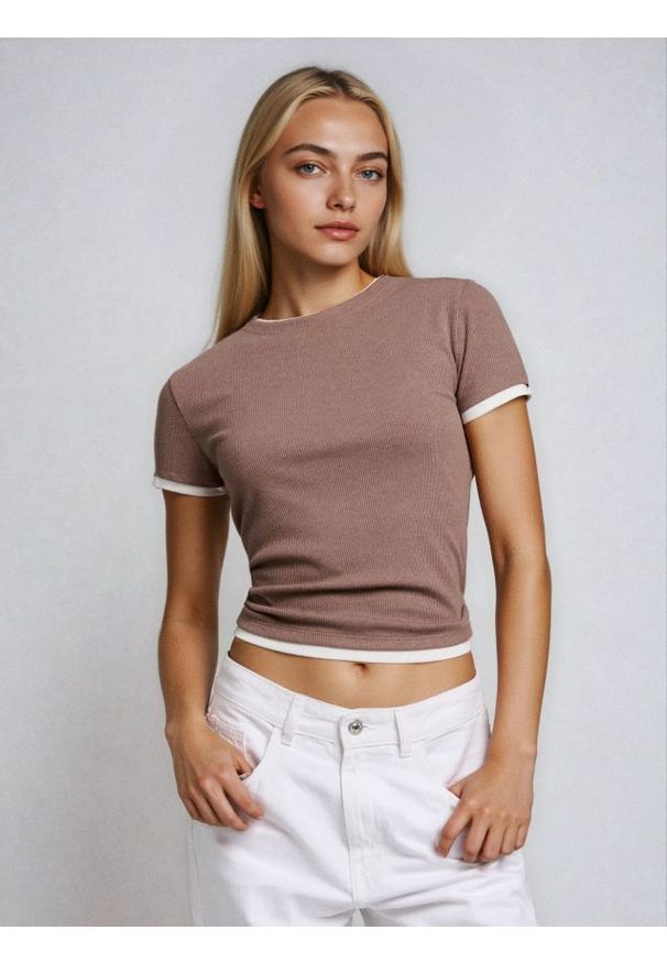 Sinsay - Prążkowana koszulka basic z kontrastową lamówką i domieszką wiskozy - brązowy. Kolor: brązowy. Materiał: prążkowany, wiskoza