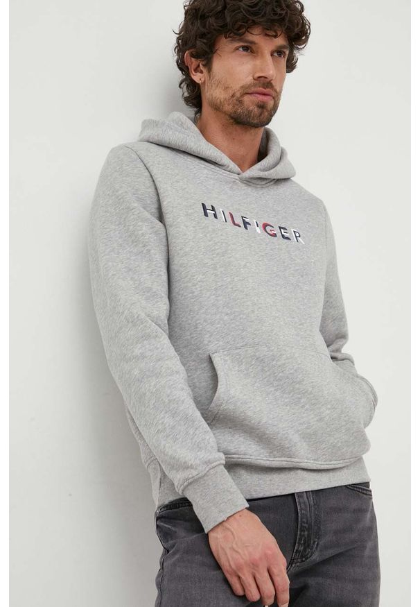 TOMMY HILFIGER - Tommy Hilfiger bluza męska kolor szary z kapturem wzorzysta. Typ kołnierza: kaptur. Kolor: szary. Materiał: bawełna, dzianina. Długość rękawa: długi rękaw. Długość: długie