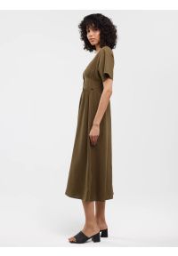 Big-Star - Sukienka damska midi lniana khaki Victorine 303. Okazja: na co dzień. Typ kołnierza: dekolt w kształcie V. Kolor: zielony. Materiał: len. Długość rękawa: krótki rękaw. Typ sukienki: proste. Styl: boho, klasyczny, elegancki, casual. Długość: midi #5