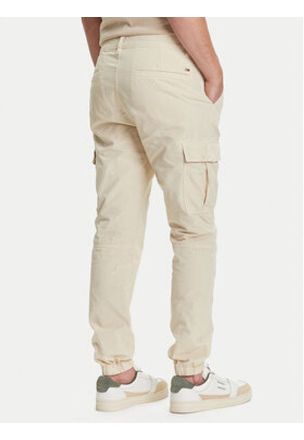 Tommy Jeans Joggery Austin DM0DM21791 Beżowy Slim Fit. Kolor: beżowy. Materiał: bawełna
