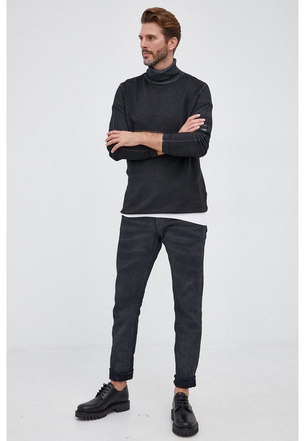 C.P. Company - Sweter wełniany. Typ kołnierza: golf. Kolor: czarny. Materiał: wełna